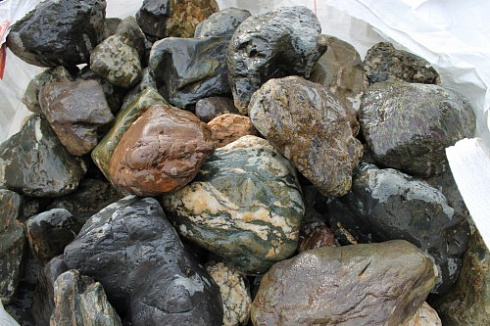 Kamenclub.ru: Ландшафтные валунчики фр.100-500 мм.  купить в Новосибирске крупный природный камень серый, темно-серый, светло-серый речной валун крупный 4800 руб/т   фото КАМЕНЬ КЛУБ