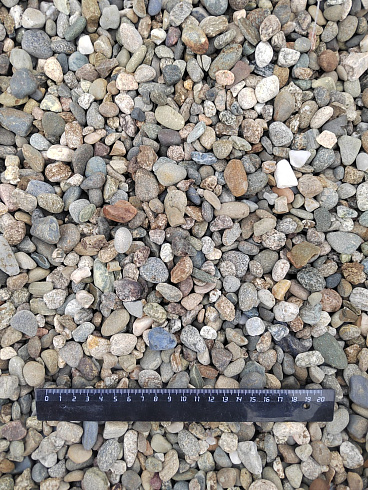 Kamenclub.ru: Галька речная окат (серая) фр.10-20 мм купить  в Новосибирске галька речная серая, серый, темно-серый, светло-серый, коричневый ландшафтная декоративная речная окатанная округлая галька 5000 руб/т   фото КАМЕНЬ КЛУБ