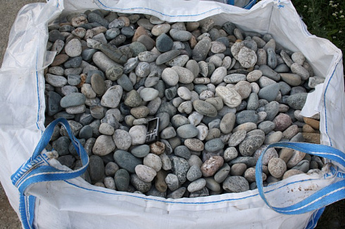 Kamenclub.ru: Галька речная окат (серая) фр.40-60 мм купить  в Новосибирске галька речная серый бежевый рыжий коричневый округлый речной камень 5000 руб/т   фото КАМЕНЬ КЛУБ