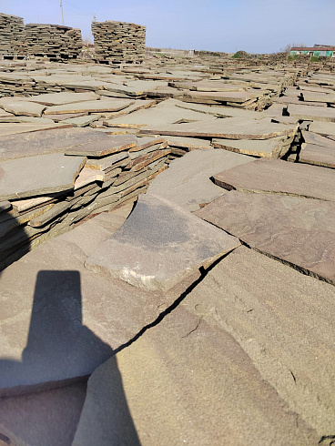 Kamenclub.ru: Песчаник пластушка серо-зеленый (3,0 см)  купить в Новосибирске песчаник серо-зеленый, серый, зеленый песчаник пластушка колотый рваный ландшафтный 10200 руб/м3   фото КАМЕНЬ КЛУБ