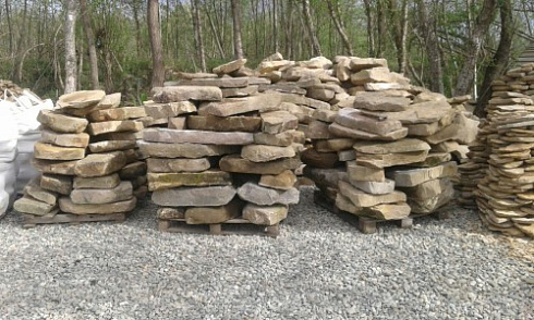 Kamenclub.ru: Песчаник плиты - плахи - пошаговые дорожки (фр. 70-150 мм)  купить в Новосибирске песчаник серый бежевый желтый зеленый колотый песчаник строительный 6500 руб/т   фото КАМЕНЬ КЛУБ