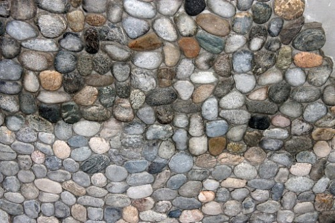 Kamenclub.ru: Галька речная плоская (ассорти) фр. 70-150 мм. купить  в Новосибирске галька галечник серый белый темно-серый синий светло-серый плоская природная галька  9000 руб/т   фото КАМЕНЬ КЛУБ