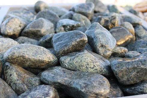 Kamenclub.ru: Щебень галтованный зеленый (змеевик) фр. 50-100 мм.  купить в Новосибирске галтовка мраморная зеленый, салатовый мрамор 12 500 руб/т   фото КАМЕНЬ КЛУБ