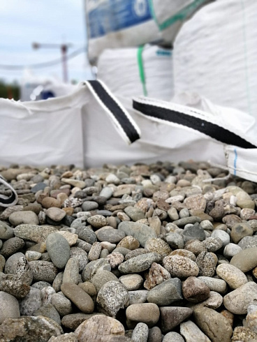 Kamenclub.ru: Галька речная окат (пестрая) фр. 20-40 мм. купить  в Новосибирске галька речная пестрая, серая, серые оттенки галька речная окатанная округлая 5000 руб/т   фото КАМЕНЬ КЛУБ