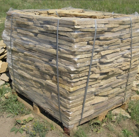 Kamenclub.ru: Песчаник пластушка желтый с рисунком (3 см)  купить в Новосибирске песчаник желтый с рисунком, рыжий, желтый песчаник пластушка ландшафтная рваная 8 500 руб/м3   фото КАМЕНЬ КЛУБ