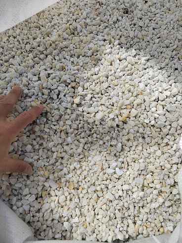 Kamenclub.ru: Мраморная крошка, щебень, цвет-белый, фр. 5-10 мм.  купить в Новосибирске мрамор белый, айвори, молочный мраморная каменная крошка ландшафтная 12000 руб/т   фото КАМЕНЬ КЛУБ