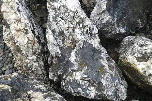 Kamenclub.ru: Черный гранит - кварцит фр. 100-500 мм.  купить в Новосибирске мрамор гранит черный с белыми прожилками, серый, белый валун скальный колотый 7000 руб/т   фото КАМЕНЬ КЛУБ