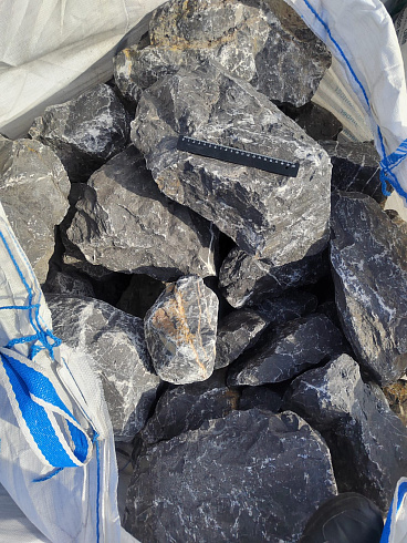 Kamenclub.ru: Черный мрамор скальник фр. 100-500 мм.  купить в Новосибирске мрамор черный белый серый крупный колотый валун ландшафтный 8500 руб/т   фото КАМЕНЬ КЛУБ