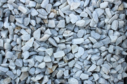 Kamenclub.ru: Мраморная крошка, щебень, цвет-белый,  фр. 20-40 мм.  купить в Новосибирске мрамор белый молочный слоновая кость айвори  мраморная крошка ландшафтная 12000 руб/т   фото КАМЕНЬ КЛУБ