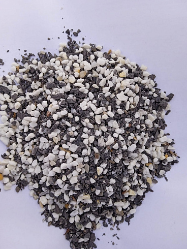 Kamenclub.ru: Мраморная крошка (щебень галтованный микс:белый-черный-розовый-медовый) фр.5-10 мм.  купить в Новосибирске мрамор белый, медовый, черный, розовый мраморный галтованный щебень декоративный ландшафтный 15500 руб/т   фото КАМЕНЬ КЛУБ