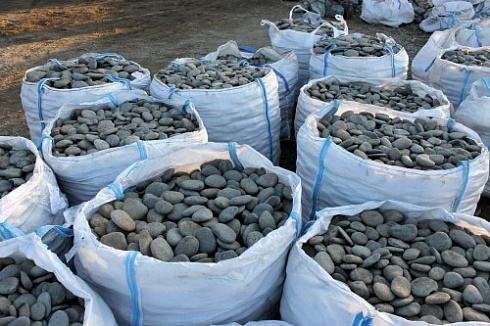 Kamenclub.ru: Галька речная плоская (темно-серая) фр. 100-200-300 мм. купить  в Новосибирске галька речная плоская темно-серый, серый, синий речной галечник плоский 9000 руб/т   фото КАМЕНЬ КЛУБ