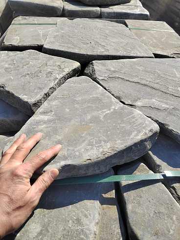 Kamenclub.ru: Песчаник пластушка светло-серый (4,0 - 6,0 см)  купить в Новосибирске плитняк - пластушка светло-серый песчаник 12600 руб/м3   фото КАМЕНЬ КЛУБ