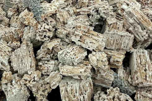 Kamenclub.ru: Крымский природный меотис фр. 100-500 мм.  купить в Новосибирске меотис бежевый рыжий молочный желтый ракушечник 4 500 руб/т   фото КАМЕНЬ КЛУБ