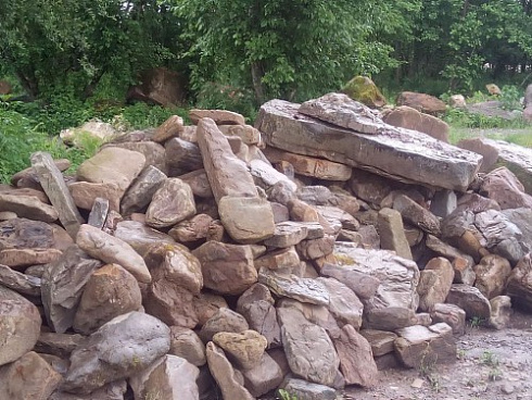 Kamenclub.ru: Песчаник декоративный ландшафтный (фр. 300-500 мм)  купить в Новосибирске песчаник желтый рыжий серый зеленый валун речной окатанный природный песчаника 4 500 руб/т   фото КАМЕНЬ КЛУБ