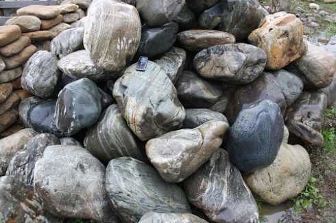 Kamenclub.ru: Речной валун Кабанчик фр.300-500 мм.  купить в Новосибирске крупный природный камень галька серый, темно-серый речной валун галечник масштабный 7000 руб/т   фото КАМЕНЬ КЛУБ