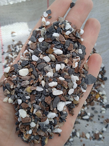 Kamenclub.ru: Мраморная крошка (щебень крошка микс : белый-черный-розовый) фр. 3-5 мм.  купить в Новосибирске мрамор белый, черный, розовый, разноцветный мраморная каменная крошка декорвтивная 12000 руб/т   фото КАМЕНЬ КЛУБ