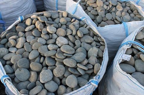 Kamenclub.ru: Галька речная плоская (ассорти) фр. 100-200-300 мм. купить  в Новосибирске галька плоская разноцветная серый белый темно-серый синий речная галька ландшафтная 8000 руб/т   фото КАМЕНЬ КЛУБ