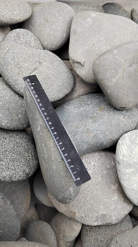 Kamenclub.ru: Галька речная плоская (темно-серая) фр. 70-150 мм. купить  в Новосибирске галечник природный темно-серый серый синий речная плоская природная окатанная  9000 руб/т   фото КАМЕНЬ КЛУБ