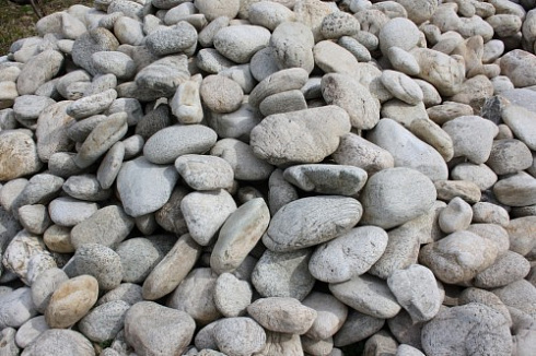 Kamenclub.ru: Бело-серый валунчик фр.100-300 мм.  купить в Новосибирске крупный камень для ландшафта серый, белый бело-серый валун крупная галька 4500 руб/т   фото КАМЕНЬ КЛУБ