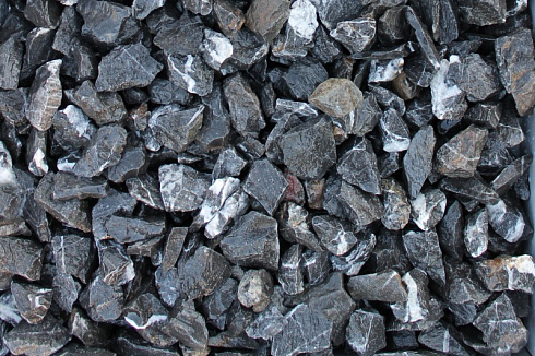 Kamenclub.ru: Щебень крошка черный (мрамор) фр. 40-70 мм.  купить в Новосибирске мрамор черный с белыми прожилками, черный, белый декоративный щебень 11000 руб/т   фото КАМЕНЬ КЛУБ