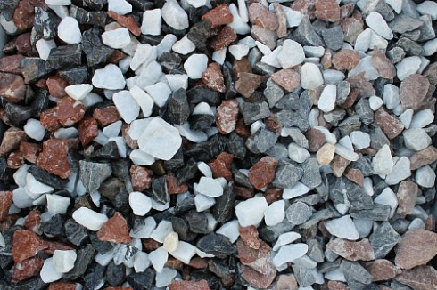 Kamenclub.ru: Мраморная крошка (щебень крошка микс : белый-черный-розовый) фр. 20-40 мм.  купить в Новосибирске мрамор белый, черный, розовый декоративная ландшафтная крошка 12000 руб/т   фото КАМЕНЬ КЛУБ