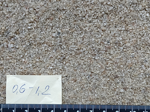 Кварцевый песок для площадок фр. 0,6-1,2 мм.  купить в Новосибирске фото Камень Клуб