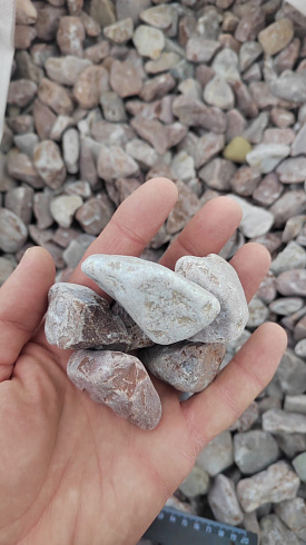 Kamenclub.ru: Мраморная крошка (щебень галтованный розовый) фр.20-40 мм.  купить в Новосибирске мрамор розовый, красный оголтованный округлый щебень  15000 руб/т   фото КАМЕНЬ КЛУБ