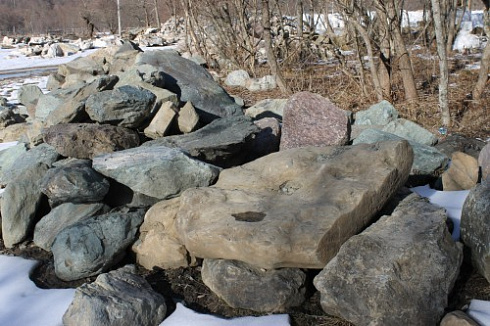 Kamenclub.ru: Гранит скальник (серо-зеленый) фр. 500-1500 мм.  купить в Новосибирске гранит мрамор  серый зеленый темно-серый глыба скальная колотая ландшафтная 7 500 руб/т   фото КАМЕНЬ КЛУБ