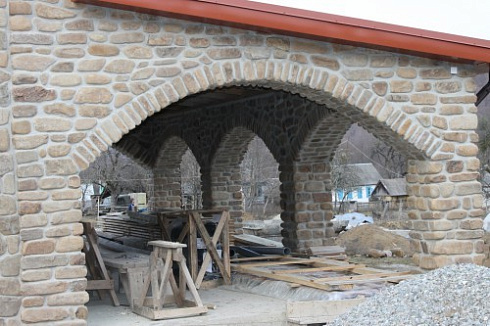 Kamenclub.ru: Песчаник для строительства и кладки блочный (фр 100-200 мм)  купить в Новосибирске песчаник бежевый серый рыжий валун мелкий для строительства песчаник 6500 руб/т   фото КАМЕНЬ КЛУБ