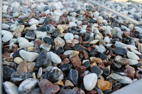 Kamenclub.ru: Мраморная крошка (щебень галтованный микс:белый-черный-розовый-медовый) фр.10-20 мм.  купить в Новосибирске мрамор белый, медовый, черный, розовый мраморный декоративный ландшафтный окатанный округлый галтованный щебень 15500 руб/т   фото КАМЕНЬ КЛУБ