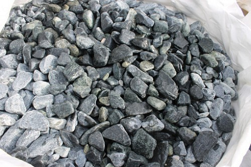 Kamenclub.ru: Щебень галтованный зеленый (змеевик) фр. 50-100 мм.  купить в Новосибирске галтовка мраморная зеленый, салатовый мрамор 12 500 руб/т   фото КАМЕНЬ КЛУБ