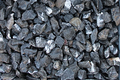 Kamenclub.ru: Щебень крошка черный (мрамор) фр. 5-10 мм.  купить в Новосибирске мрамор черный с белыми прожилками, черный, белый мраморная крошка декоративная ландшафтная 11000 руб/т   фото КАМЕНЬ КЛУБ