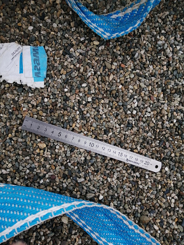 Kamenclub.ru: Галька речная окат (серая) фр.3-5 мм купить  в Новосибирске галька речная серая бежевый темно-серый окатанный речной камень округлый 9500 руб/т   фото КАМЕНЬ КЛУБ