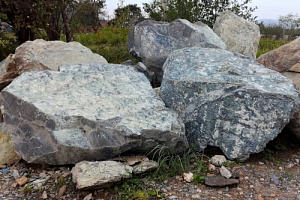 Kamenclub.ru: Змеевик скальник фр. 500-1500 мм.  купить в Новосибирске змеевик зеленый серый черный глыба скальная колотая 7500 руб/т   фото КАМЕНЬ КЛУБ