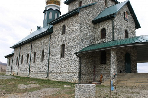 Kamenclub.ru: Галька речная плоская (бело-серая) фр. 100-200-300 мм. купить  в Новосибирске галька речная плоская серый, белый, бело-серый, серо-белый речная галька плоская  9000 руб/т   фото КАМЕНЬ КЛУБ