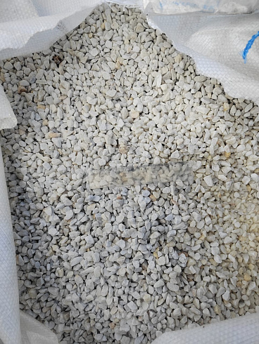 Kamenclub.ru: Мраморная крошка, щебень, цвет-белый, фр. 5-10 мм.  купить в Новосибирске мрамор белый, айвори, молочный мраморная каменная крошка ландшафтная 12000 руб/т   фото КАМЕНЬ КЛУБ