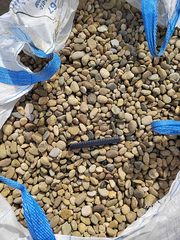 Kamenclub.ru: Галька речная окат рыжая фр. 20-40 мм. купить  в Новосибирске галька речная окатанная рыжая желтая серая округлая речная галька 5000 руб/т   фото КАМЕНЬ КЛУБ