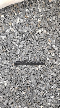 Kamenclub.ru: Щебень галтованный черный (мрамор) фр.10-20 мм.  купить в Новосибирске мрамор черный с белыми прожилками, черный, белый окатанный округлый ландшафтный декоративный щебень 15000 руб/т   фото КАМЕНЬ КЛУБ