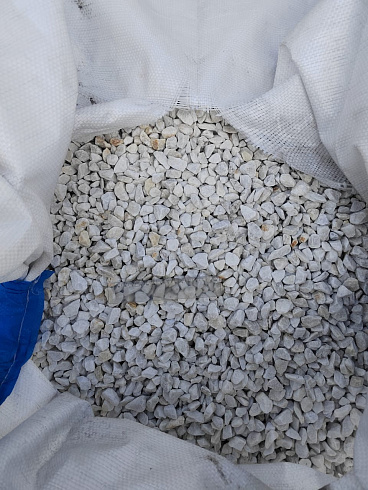 Kamenclub.ru: Мраморная крошка, щебень, цвет-белый, фр. 10-20 мм.  купить в Новосибирске мрамор белый, молочный айвори каменная ландшафтная декоративная крошка шебня 12000 руб/т   фото КАМЕНЬ КЛУБ
