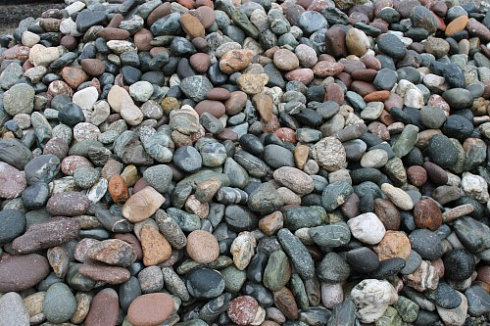 Kamenclub.ru: Галька окат (цветная картошка) фр. 50-100 мм. купить  в Новосибирске галька природная окатанная серый белый цветной синий темно-серый коричневый округлый галечник окатанный 6800 руб/т   фото КАМЕНЬ КЛУБ