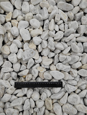 Kamenclub.ru: Мраморная крошка (щебень галтованный белый) фр.40-70 мм.  купить в Новосибирске мрамор белый молочный айвори окатанный округлый природный камень 17000 руб/т   фото КАМЕНЬ КЛУБ