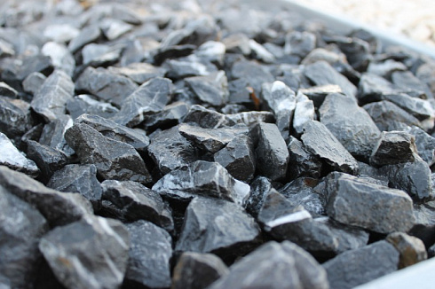 Kamenclub.ru: Щебень крошка черный (мрамор) фр. 10-20 мм.  купить в Новосибирске мрамор черный с белыми прожилками, черный, белый каменная ландшафтная декоративная крошка щебня 11000 руб/т   фото КАМЕНЬ КЛУБ