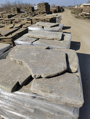 Kamenclub.ru: Песчаник галтованный для облицовки (фр. 2-5 см)  купить в Новосибирске песчник рыжий желтый серый песчаник окатанный речной 6 000 руб/т   фото КАМЕНЬ КЛУБ