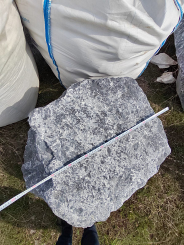 Kamenclub.ru: Черный мрамор скальник фр. 1000-1500 мм.  купить в Новосибирске мрамор черный белый серый крупный колотый валун ландшафтный 9000 руб/т   фото КАМЕНЬ КЛУБ