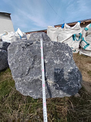 Kamenclub.ru: Черный мрамор скальник фр. 1000-1500 мм.  купить в Новосибирске мрамор черный белый серый крупный колотый валун ландшафтный 9000 руб/т   фото КАМЕНЬ КЛУБ