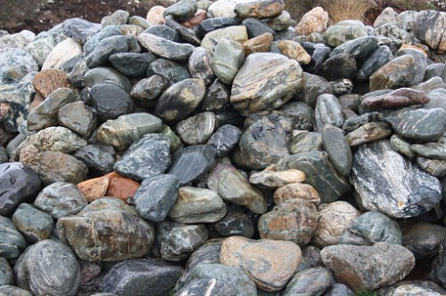 Kamenclub.ru: Ландшафтные валунчики фр.100-500 мм.  купить в Новосибирске крупный природный камень серый, темно-серый, светло-серый речной валун крупный 4800 руб/т   фото КАМЕНЬ КЛУБ