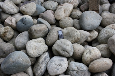 Kamenclub.ru: Речной валун (Ассорти) фр.100-300 мм.  купить в Новосибирске галечник серый, темно-серый, светло-серый речная галька крупных размеров 4200 руб/т   фото КАМЕНЬ КЛУБ