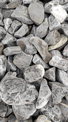 Kamenclub.ru: Щебень галтованный черный (мрамор) фр.40-70 мм.  купить в Новосибирске мрамор черный с белыми прожилками, черный, белый щебень галтованный округлый 13500 руб/т   фото КАМЕНЬ КЛУБ