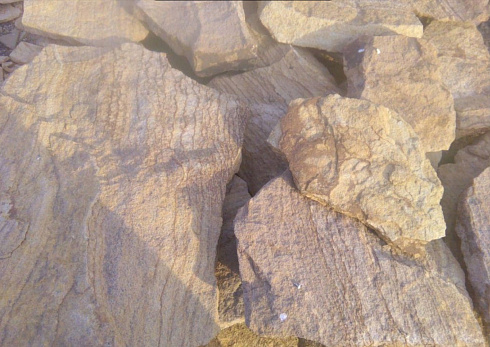 Kamenclub.ru: Песчаник пластушка "фонтанка" желтая (3,0 - 5,0 см)  купить в Новосибирске песчаник желтая, рыжий, желтый песчаник колотый рваный со сколом облицовочный 16200 руб/м3   фото КАМЕНЬ КЛУБ