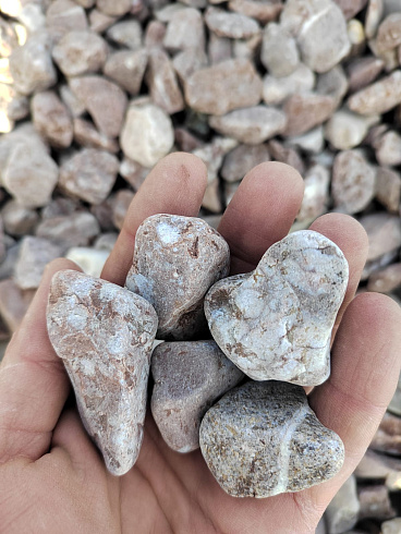 Kamenclub.ru: Мраморная крошка (щебень галтованный розовый) фр.20-40 мм.  купить в Новосибирске мрамор розовый, красный оголтованный округлый щебень  15000 руб/т   фото КАМЕНЬ КЛУБ